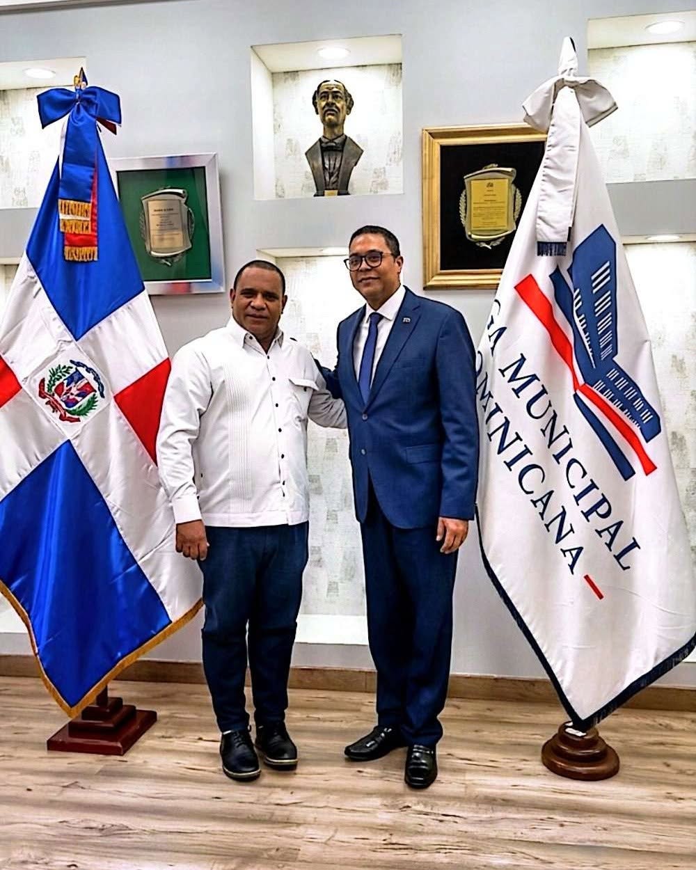 EL ALCALDE FRANK PEÑA SOSTIENE ENCUENTRO CON VÍCTOR D´AZA, PRESIDENTE DE LA LIGA MUNICIPAL DOMINICANA (LMD)